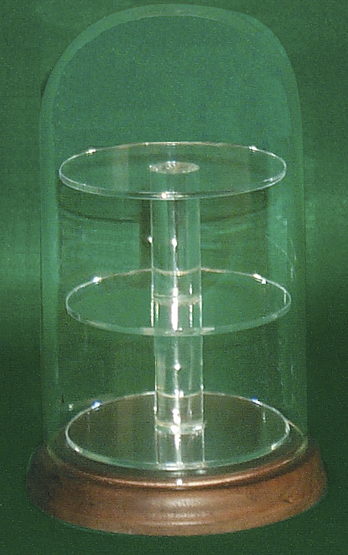 Glass Domes with Round Shelve.         Categ  16-91